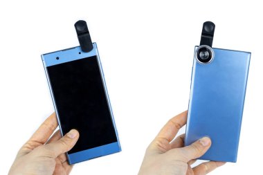 Beyaz arka planda klipsleri olan fotoğraf objektifi. Akıllı telefon için ekstra makro kamera