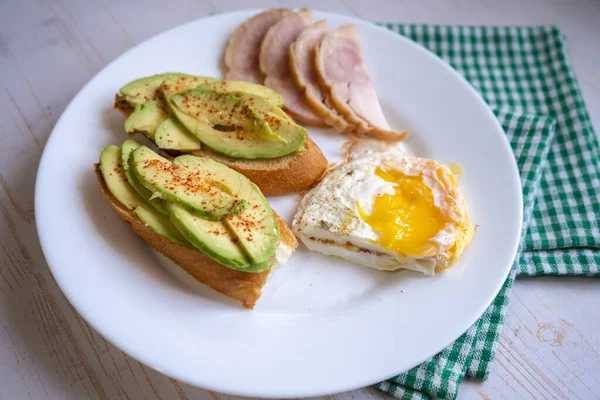 Petit Déjeuner Maison Avec Pain Grillé Avocat Œuf Frit Jambon — Photo