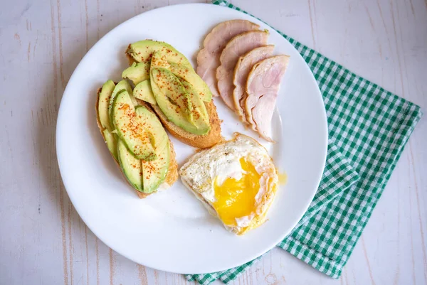 Micul Dejun Gătit Acasă Pâine Prăjită Avocado Prăjit Șuncă Farfurie — Fotografie, imagine de stoc