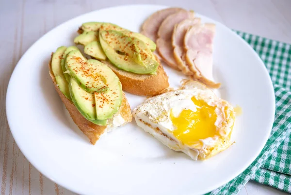 Petit Déjeuner Maison Avec Pain Grillé Avocat Œuf Frit Jambon — Photo