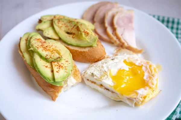 Petit Déjeuner Maison Avec Pain Grillé Avocat Œuf Frit Jambon — Photo