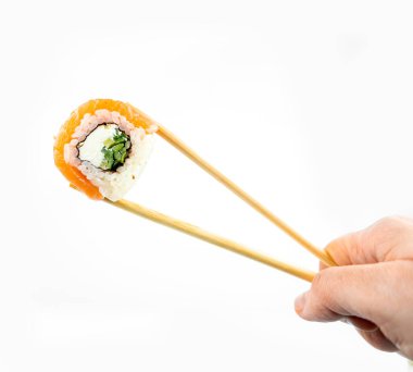 Philadelphia maki rulolarını al beyaz arka planda bambu çubuğuyla