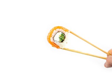 Philadelphia maki rulolarını al beyaz arka planda bambu çubuğuyla