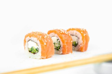 Philadelphia Maki beyaz arkaplanda geziniyor