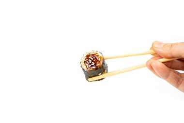 Beyaz arka planda bambu çubukları olan unagi maki dürümleri, Asya yemekleri, Japon mutfağı.