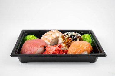 Plastik kapta suşi, pembe zencefil, wasabi. suşi teslimatı konsepti
