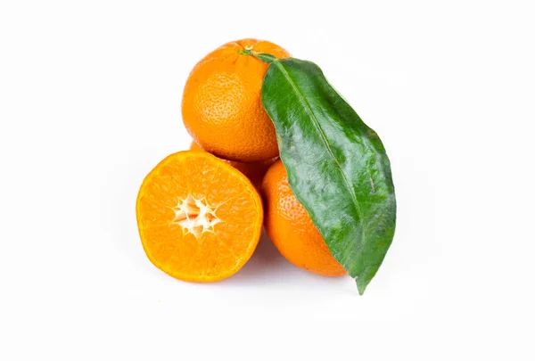 Tangerinas Suculentas Frescas Maduras Com Folhas Fundo Branco — Fotografia de Stock