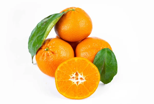 Tangerinas Suculentas Frescas Maduras Com Folhas Fundo Branco — Fotografia de Stock