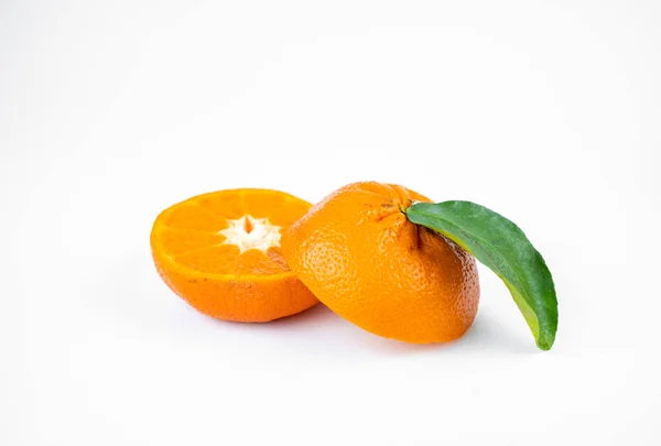 Tangerinas Suculentas Frescas Maduras Com Folhas Fundo Branco — Fotografia de Stock