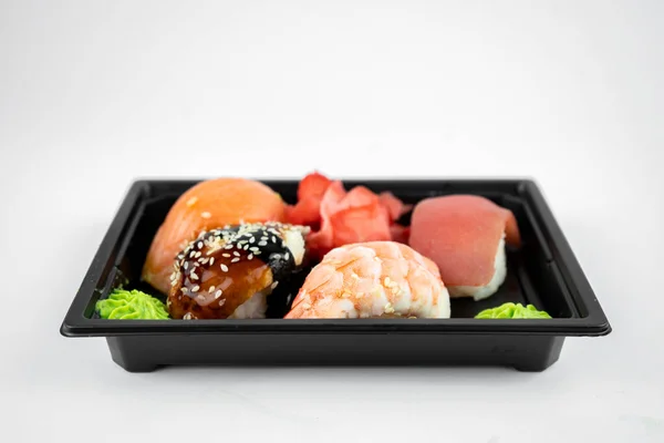 寿司をプラスチック製の容器に入れピンクジンジャーわさび 寿司配達のコンセプト — ストック写真
