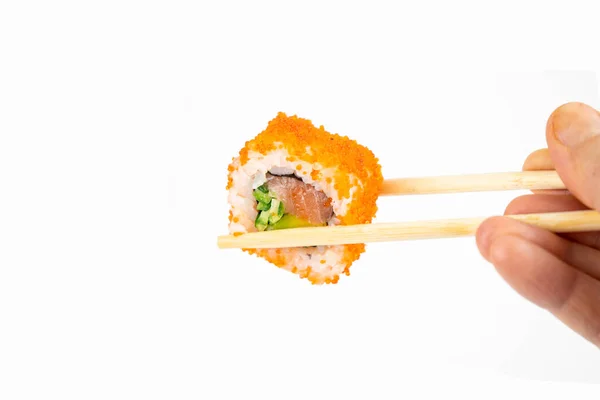 カリフォルニア巻きを竹箸で巻き 醤油に入れます ピンクジンジャーわさび アジア料理日本料理背景 — ストック写真