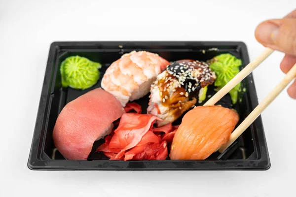 寿司をプラスチック製の容器に入れピンクジンジャーわさび 寿司配達のコンセプト — ストック写真