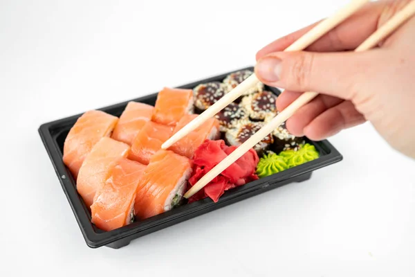 Elvenni Sushi Műanyag Tartályokban Philadelphia Tekercs Unagi Maki Szójaszósz Rózsaszín — Stock Fotó