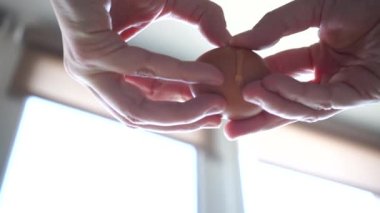 Yumurta kırmak, aşağıdan yavaş çekim.