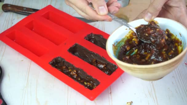 Membuat Coklat Batangan Buatan Sendiri Dengan Kacang Dan Karamel Dalam — Stok Video