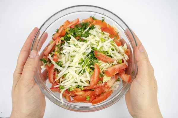 Salată Proaspătă Varză Roșii Verdeață Într Bol Sticlă — Fotografie, imagine de stoc