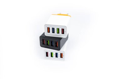 Çok portlu USB portlu adaptör şarjı beyaz arkaplanda izole edildi