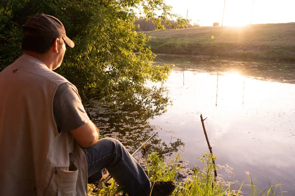 Fischer Jahren Sitzen Vor Dem Teich Bei Sonnenuntergang Mit Einfacher — Stockfoto