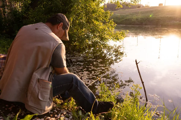 Fischer Jahren Sitzen Vor Dem Teich Bei Sonnenuntergang Mit Einfacher — Stockfoto