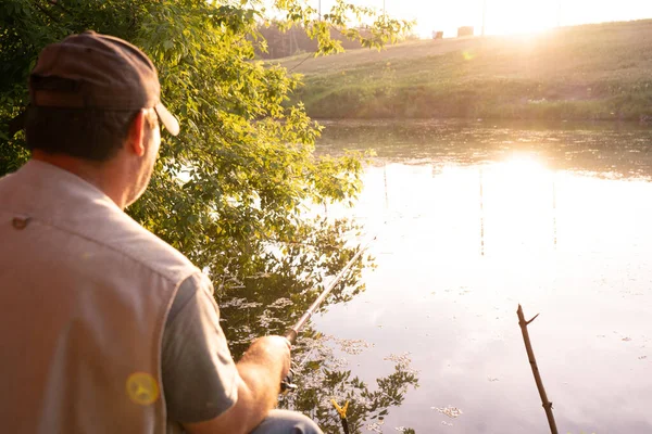 Fischer Jahren Sitzen Vor Dem Teich Bei Sonnenuntergang Mit Einfacher — Stockfoto