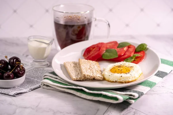 Petit Déjeuner Avec Œufs Frits Tomates Pain Croustillant — Photo