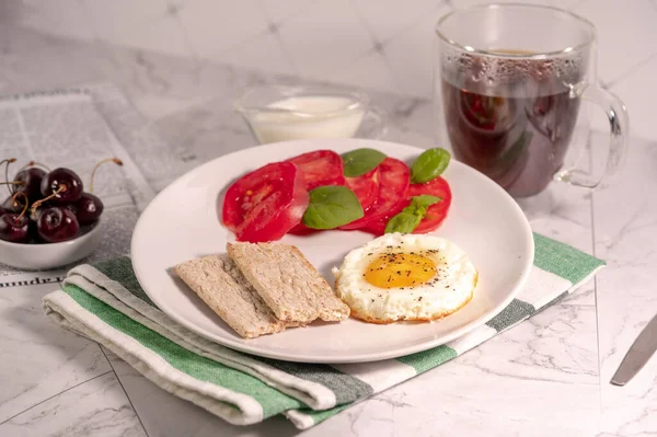 Petit Déjeuner Avec Œufs Frits Tomates Pain Croustillant — Photo