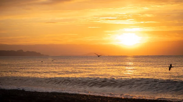 Utrolig Soloppgang Den Tropiske Stranden Gul Sol Havet Oransje Farger – stockfoto