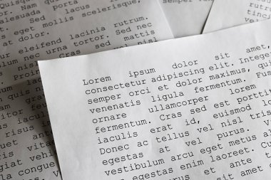 Lorem ipsum dolor sit amet konsepti. Yayımcılık ve grafik tasarım yer tutucu metin kağıdının seçici odak fotoğrafı.