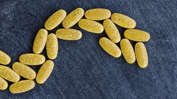 Multivitamin ve mineral takviye tabletlerine yakın çekim. Beslenme konsepti. diyet takviyesi üst görünümü.