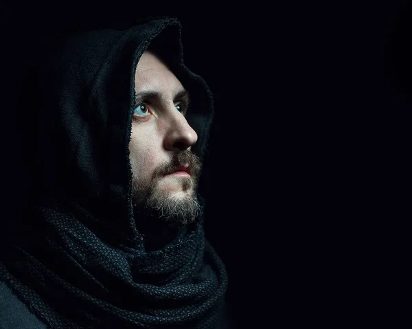 Orta yaşlı bir adamın portresi. Ortaçağ geçmişinden bir adam, şövalye şeklinde. resim koyu renklerde.