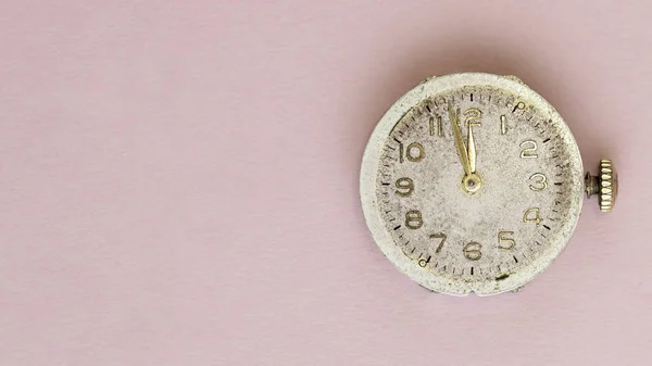 Nahaufnahme Von Oldtimer Uhren Auf Leerem Hintergrund Die Uhr Zeigt — Stockfoto