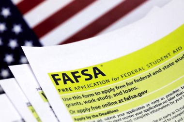 FAFSA 'nın seçici odak fotoğrafı - federal öğrenci yardımı için ücretsiz başvuru