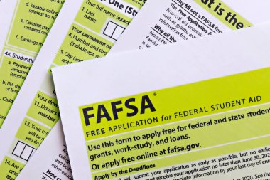 FAFSA 'nın üst görünüm fotoğrafı - federal öğrenci yardımı için ücretsiz başvuru
