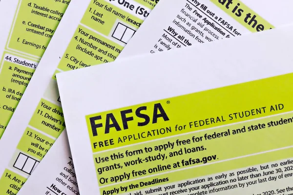 FAFSA 'nın üst görünüm fotoğrafı - federal öğrenci yardımı için ücretsiz başvuru