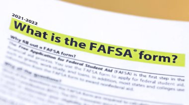 FAFSA 'nın seçici odak fotoğrafı - federal öğrenci yardımı için ücretsiz başvuru