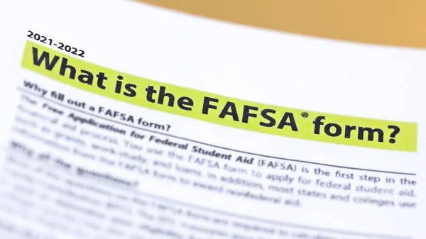 FAFSA 'nın seçici odak fotoğrafı - federal öğrenci yardımı için ücretsiz başvuru
