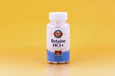Kavanozdaki Betaine HCI + tabletlerine yakın çekim yap. Beslenme konsepti. diyet takviyesi
