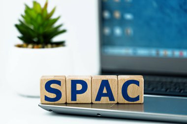 Spac üzerine fotoğraf (özel amaçlı satın alma şirketi) teması. Laptop ve sulu arka planda kısaltması 