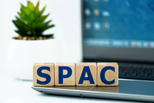 Spac üzerine fotoğraf (özel amaçlı satın alma şirketi) teması. Laptop ve sulu arka planda kısaltması 