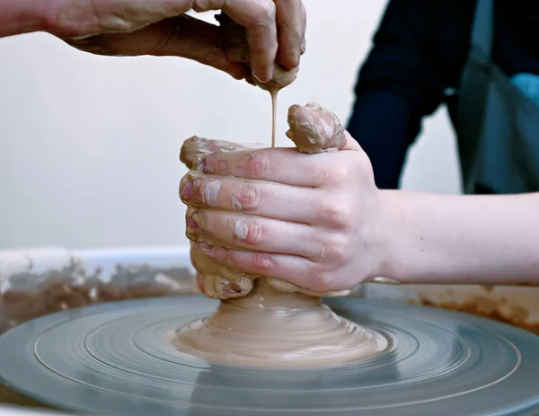 Teenage Hands Potter Wheel Sculpt Clay Pottery Workshop Traditional Pottery — Stock Photo, Image