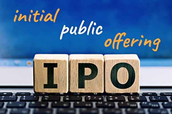 关于Ipo 首次公开发售 主题的照片 木制立方体 缩写为 Ipo 并在蓝色背景上刻有 首次公开发售 商业概念形象 — 图库照片