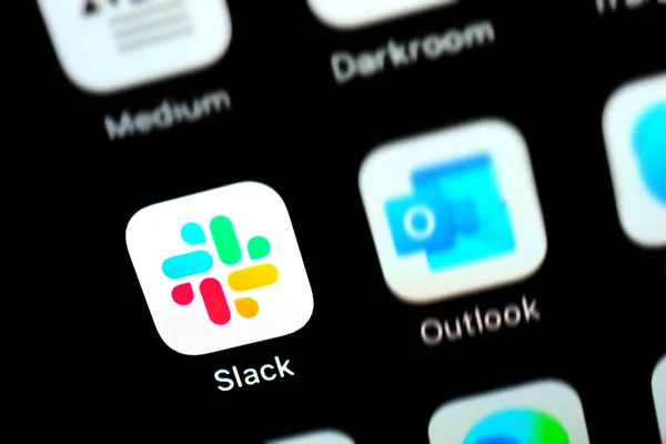 Slack temalı editör fotoğrafı. Slack hakkındaki haberler için resimli fotoğraf - bir iş iletişimi platformu