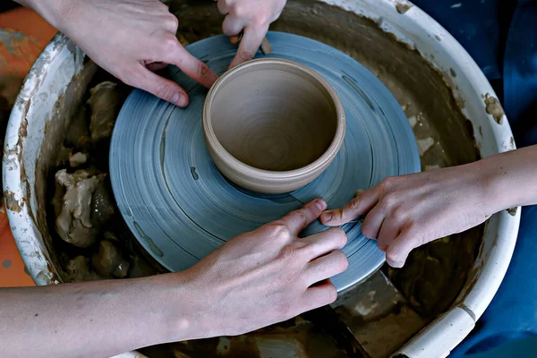 Cutting Finished Ceramic Bowl Thread Traditional Pottery Craft Ceramics Workshop — Stock Photo, Image