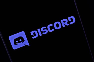 Discord temalı editör fotoğrafı. Discord hakkındaki haberler için resimli fotoğraf - topluluklar yaratmak için bir platform çapraz yazılımı
