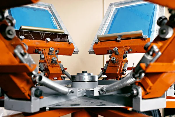Parmak izi tarama cihazının seçici odak fotoğrafı. serigrafi üretimi. Bir tasarım stüdyosunda ipek ekran yöntemiyle tişörtlere resimler basmak