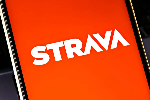 Strava temalı editör fotoğrafı. Strava ile ilgili haberler için resimli fotoğraf - insan egzersizlerini izlemek için bir internet servisi