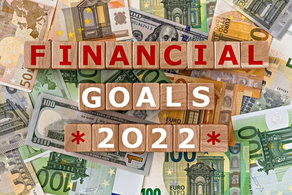 财务目标主题的俯视图照片 木制立方体的题词是 2022年金融目标 以美元和欧元钞票为背景 动机概念形象 — 图库照片