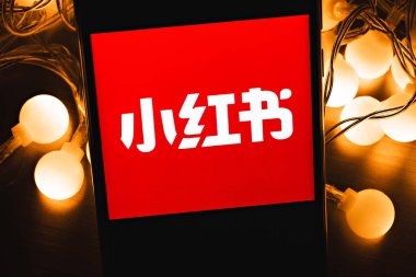 Xiaohongshu (ayrıca RED, Little Red Book olarak da bilinir) temalı editör fotoğrafı. Xiaohongshu hakkında haberler için resimli fotoğraf - bir sosyal medya ve e-ticaret platformu