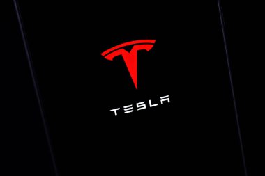 Tesla Şirketi temalı editör fotoğrafı. Tesla hakkında haberler için resimli fotoğraf - bir elektrikli araba ve temiz enerji şirketi