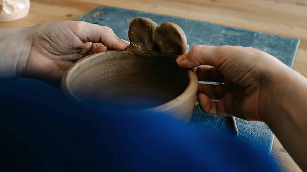 Handen Van Een Jonge Kunstenaar Modelleren Van Een Kleikom Een — Stockfoto